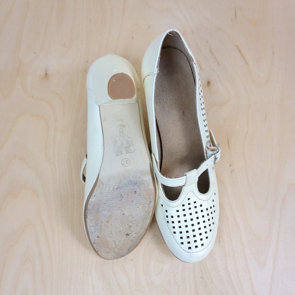 ModCloth (Chelsea Crew) "Matilda" Retro Heels in Cream - Picture 6 of 8